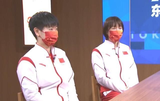 曼昱|国乒3姐妹太逗了!孙颖莎收获徽章却被陈梦抢走:曼昱梦姐都抢