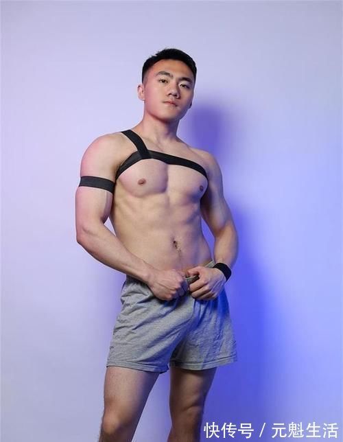 束身带|型男范十足的健身小哥哥,黑色束身带对于肌肉男来说,有效果吗?