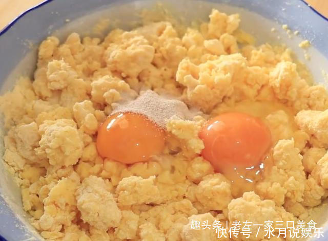 玉米面|一碗玉米面加2个鸡蛋,不用蒸不用炸,降压又降脂,上桌瞬间抢光