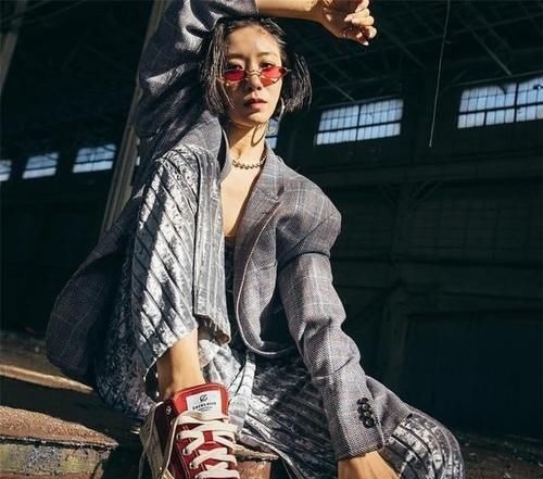 搭配 帆布鞋已经失宠了,今年最火的鞋子是“饼干鞋”,时髦显瘦又显高