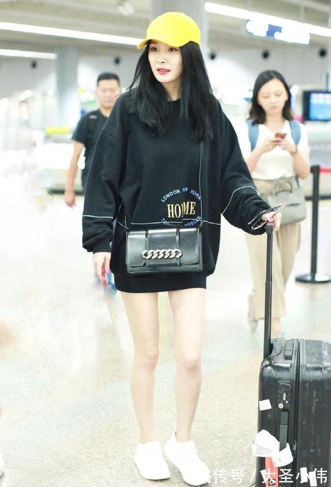 减龄|美女街拍:卫衣穿得妙,减龄功效超级好,时尚百搭又有休闲范!!