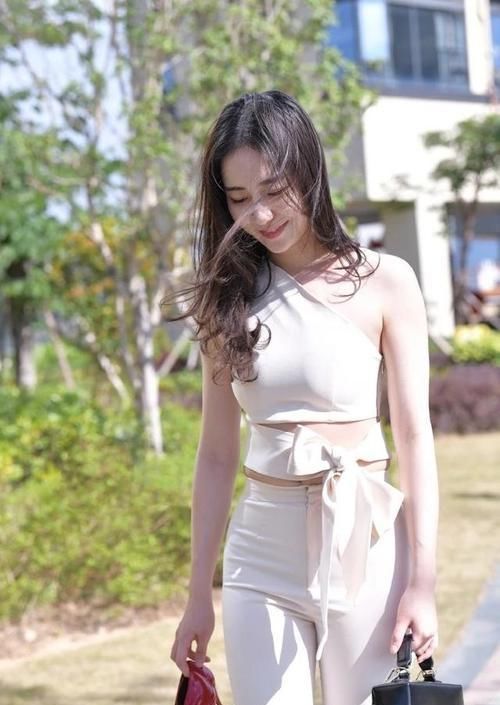 气质出尘 “女强人”就是这样,不仅气质出尘,还能清爽舒适