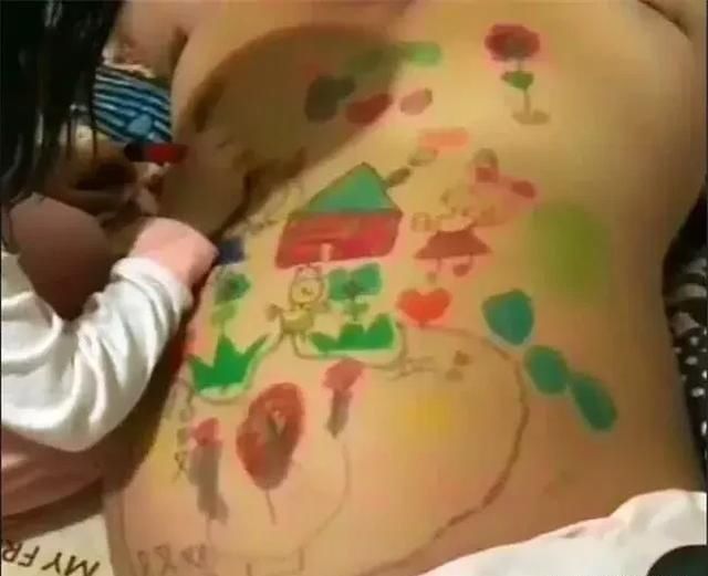 妈妈带|妈妈外出,爸爸和女儿睡觉,回来后眼前的画面,笑的直不起腰