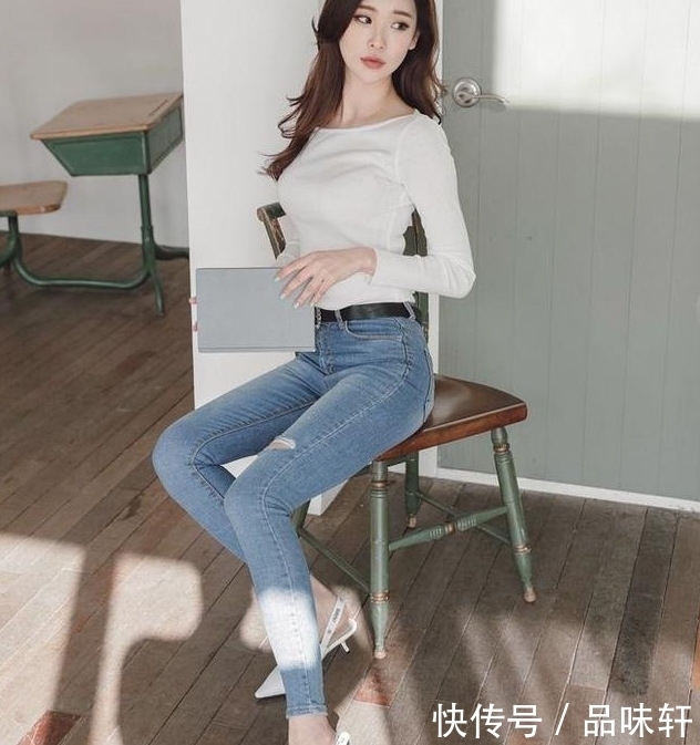 显瘦|紧身牛仔裤:时髦新潮的美女,秀出苗条身材,特别招人喜欢!