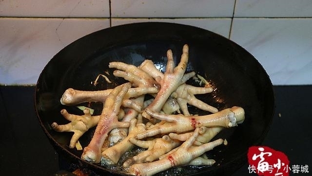 鸡爪这样烧真好吃,一锅根本不够,学会可以开店了!