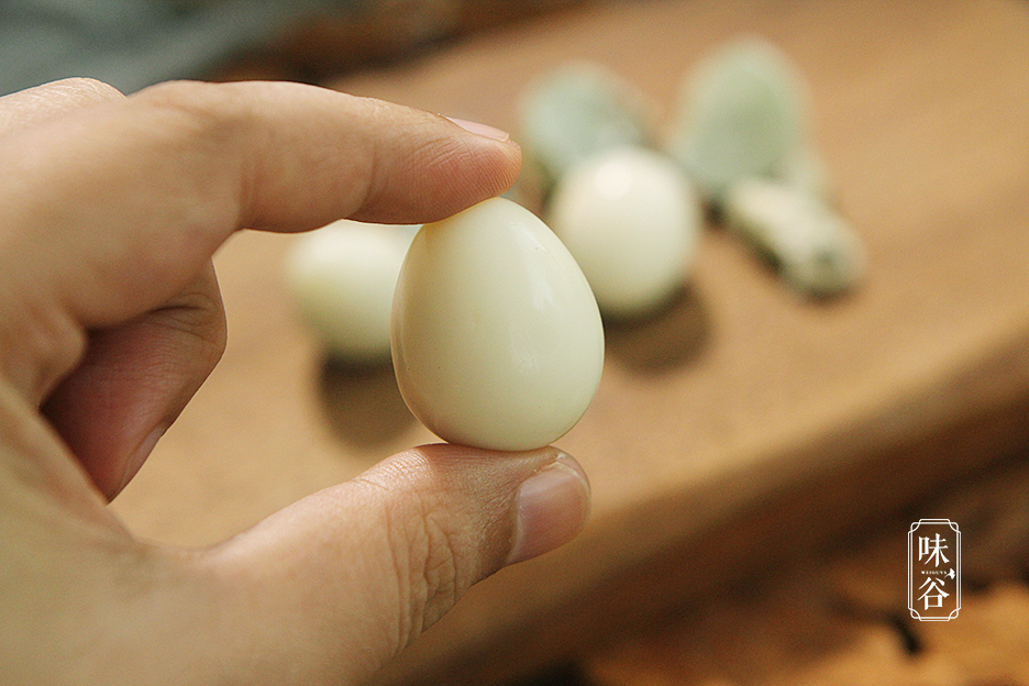 煮鹌鹑蛋时,用上这个方法,鹌鹑蛋壳一碰就掉,单手就能剥开