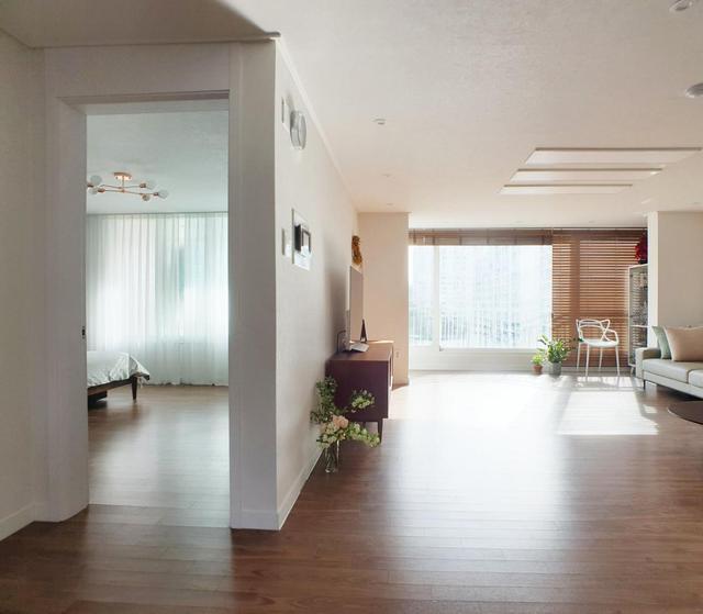 玻璃柜|一到月初就扔家具，85㎡干净得太赏心悦目了，再住10年也不会乱