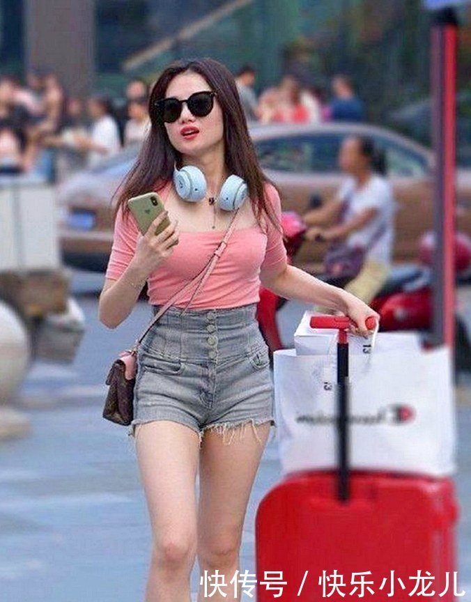  让本人|黄色卫衣搭配小脚牛仔裤，大方自然