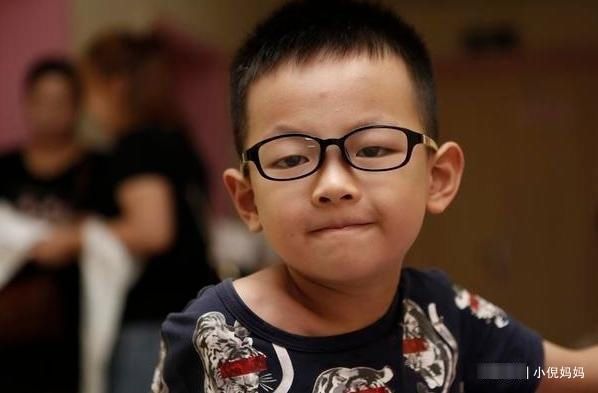 孩子错误的坐姿竟然会影响身高看完这几点,家长是不是很后悔