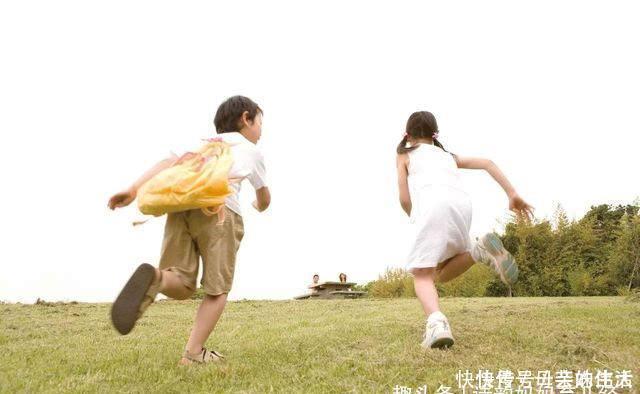 嫌弃|“无情”哥哥走红,把2胎妹妹丢出房间一脸嫌弃,妹妹:好丢人