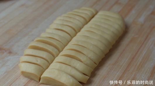 面粉|3个鸡蛋1碗面粉，你最想不到的做法，比油条简单，比油饼好吃