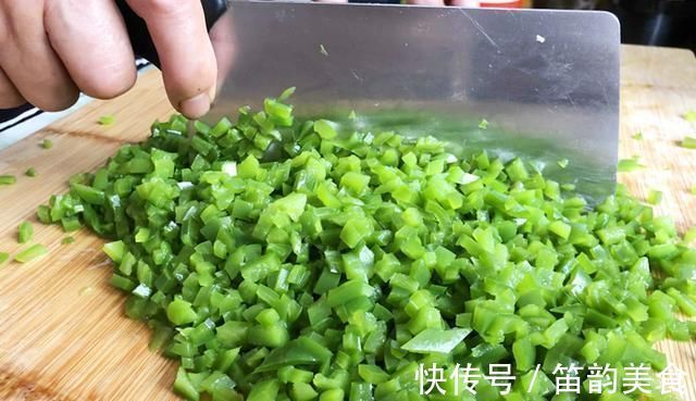 包饺子|三伏天包饺子，韭菜芹菜靠边站，它1元1斤，鲜香多汁，全家都爱吃