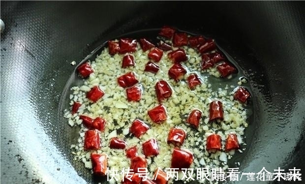 白菜帮|炒白菜很多人一开始就做错,教你个小窍门,出锅超好吃,还不出水
