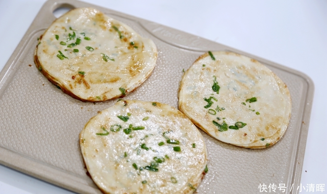 又快又好|葱花饼吃了几十年,第一次发现如此妙招,太棒了!又快又好层层酥