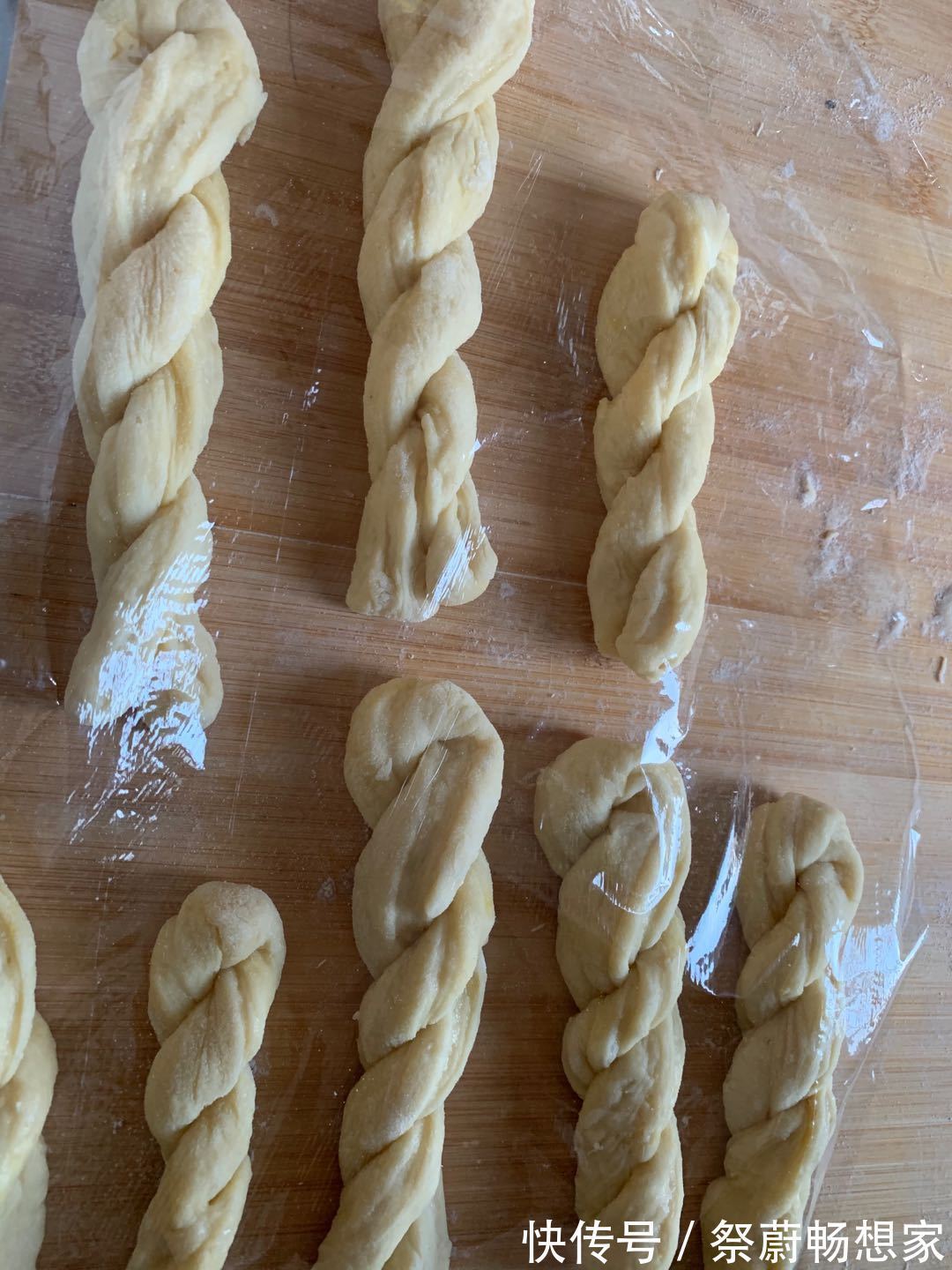 家庭自制油炸甜麻花 蓬松饱满 绵软香甜 好吃到停不下来