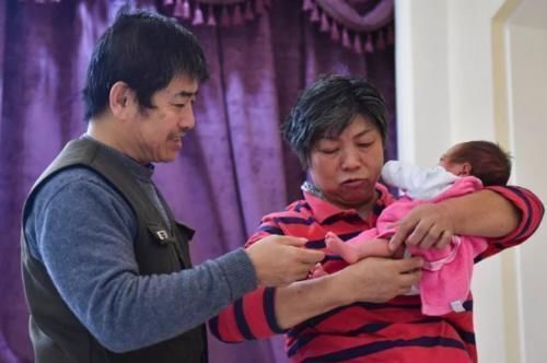 回家|儿子工作后很少回家,50岁妈妈一气之下生了二胎,结果有苦说不出