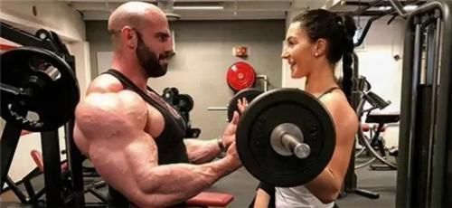 健身|挪威小伙常年吃生牛肉健身,10年后被兽化,体型夸张却抱得美人归