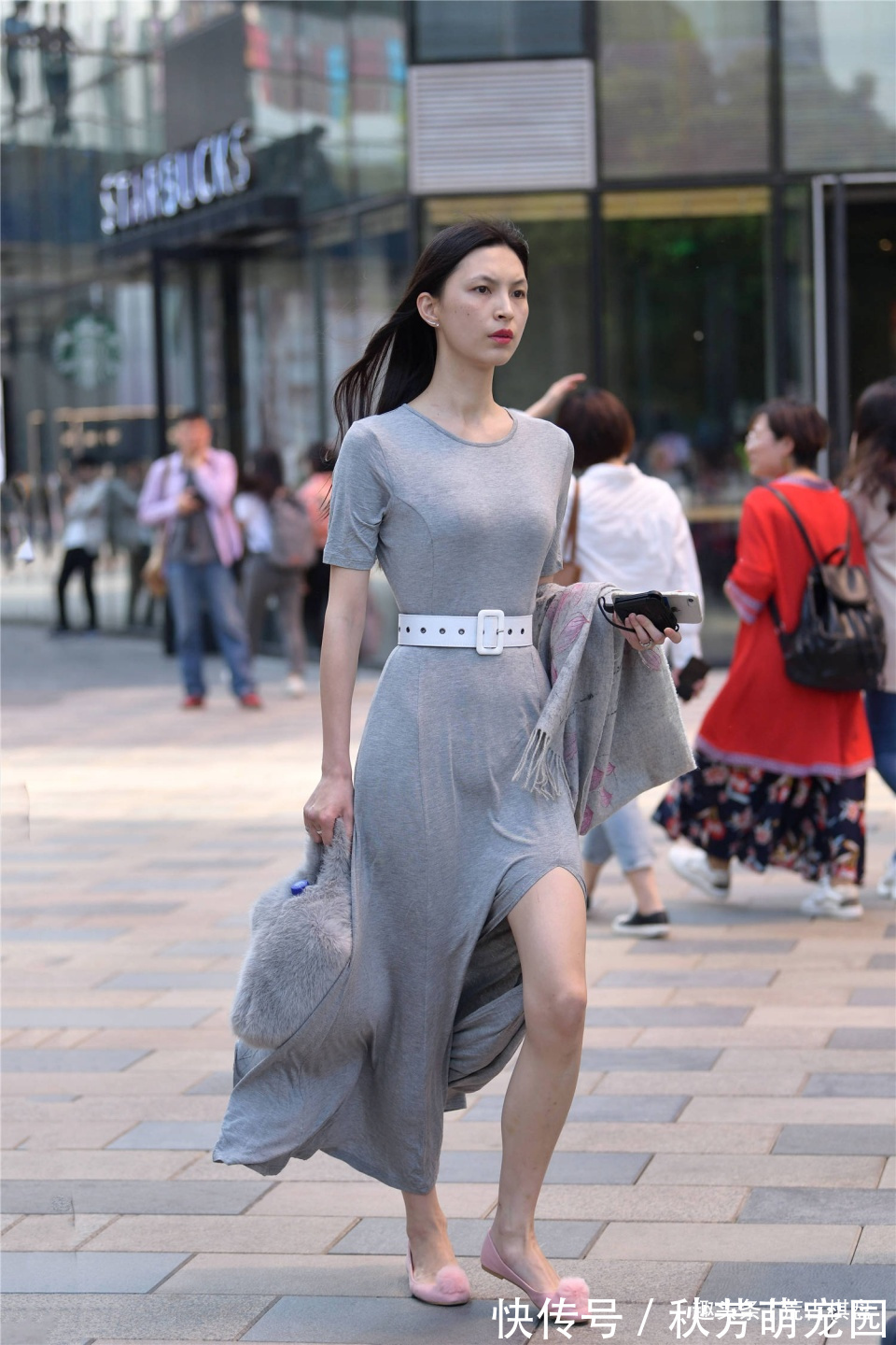 高跟鞋 高级灰的连衣长裙,不挑身材,但是没有搭配高跟鞋,有点遗憾