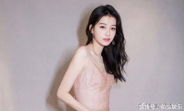 油皮女生睡前坚持做这4件事,就能赶走肌肤问题,轻松打造水光肌