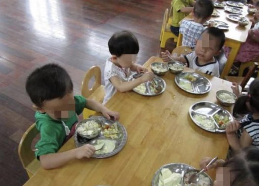 饭菜|孩子在幼儿园饭量增大，看到老师拍的午餐照后，妈妈备受打击