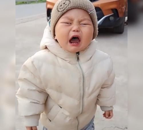 宝宝|萌娃被宝妈惹哭,哭出的大泡泡令网友哭笑不得:小鲤鱼吐泡泡了!