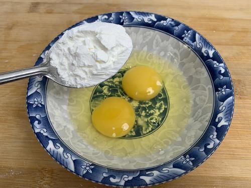 红油|煎豆腐时，直接下锅煎就“废了”，记住2个窍门，豆腐不碎不粘锅