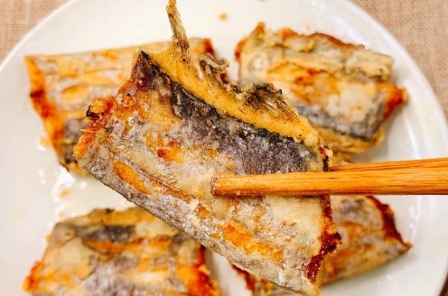 傻傻的|腌带鱼时,别只会傻傻的放料酒!多加3味,带鱼不腥不臭还更入味