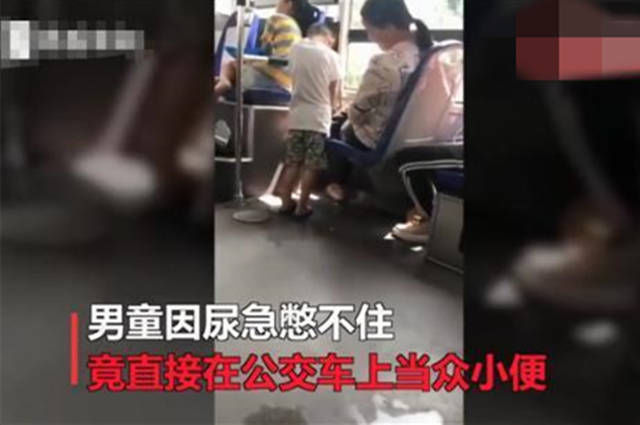 文明|公交上,宝妈抱娃在垃圾桶里尿尿,被大学生批没素质,多些理解吧
