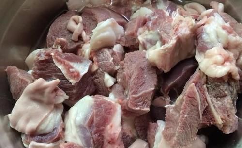 羊肉汤|炖羊肉,放“1红1白3黄”能有效去除膻味,肉嫩汤鲜香气十足!