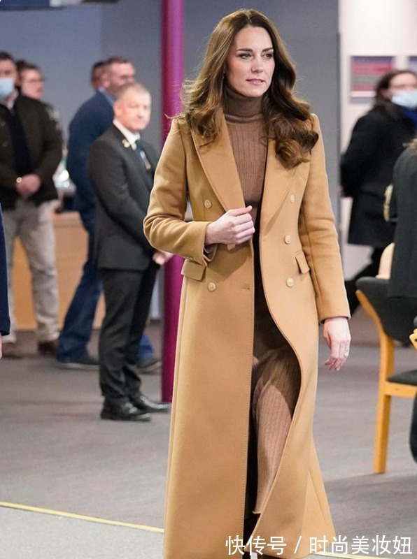 深蓝色 凯特王妃真是气质穿搭模板,蓝色大衣配高领毛衣,简约高级