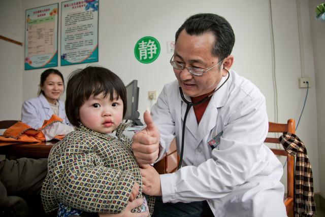 就诊|孩子发烧去医院,排队排到800多号,曾经家长的冲动换来儿科无人