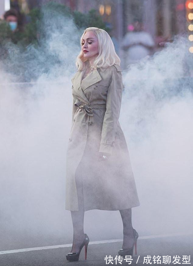 时髦|麦当娜真不服老,63岁照样穿渔网袜踩高跟,气场强大女王范十足