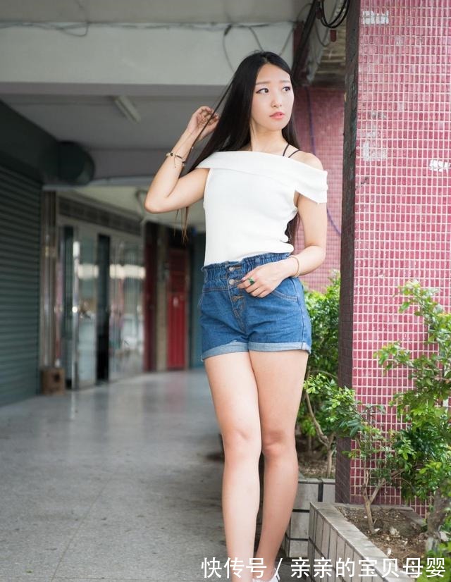 小姐姐 暑假即将来临,这位小姐姐的出游穿搭很是休闲舒适