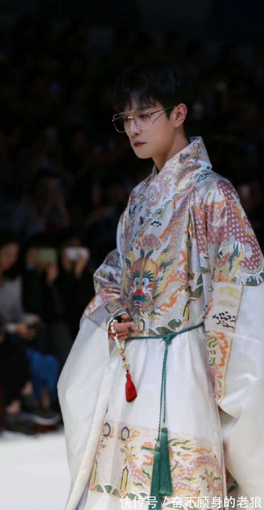 衣长$穿汉服的男生有多好看?瞧瞧“古风圈”的妖扬,你就知道了