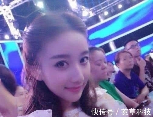 观众席|她因长得太美，在《非诚勿扰》观众席被导演相中！现今成大明星！