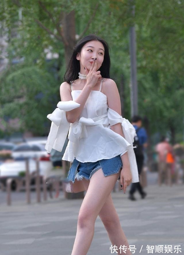 搭配 紧绷束腰的打底裤,让着装造型远离廉价感,简约休闲!