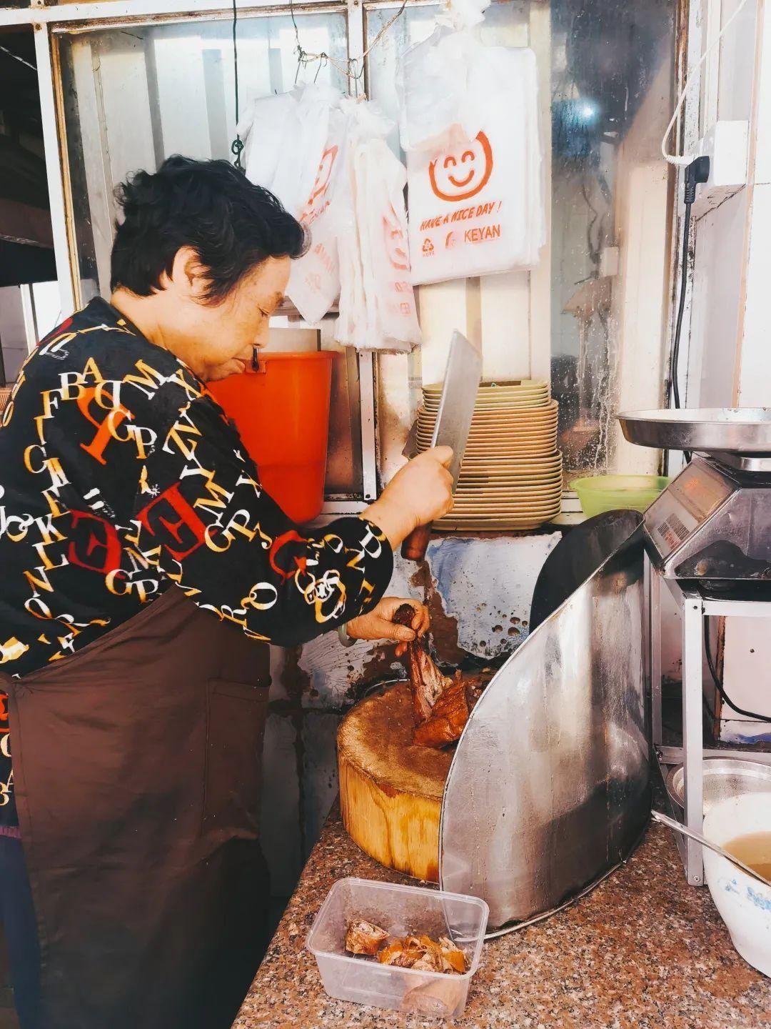 藏在菜市场，这只东莞烧鹅40年没改过配方，喂饱了四代人！