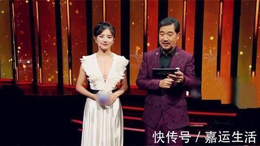 张国立硬是60分钟没转头！只因女主持现场失误，少穿了一件衣服