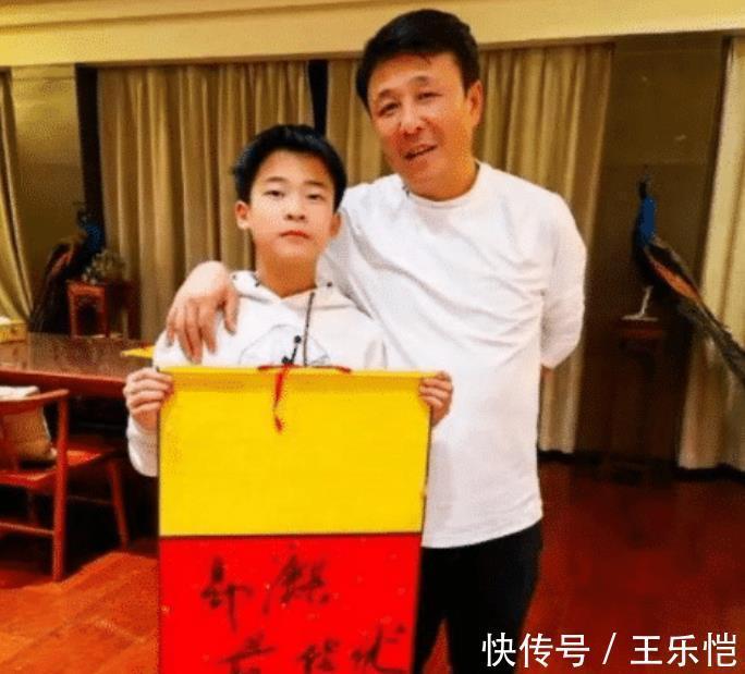 乒乓球|王楠老公给一对儿女颁奖!白手起家成亿万富翁,结婚17年幸福美满