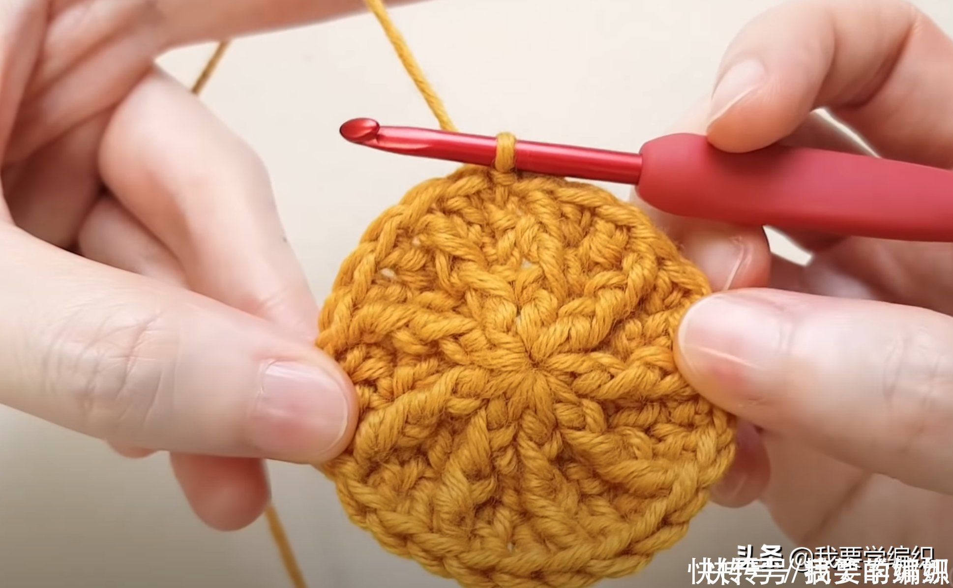 冬夏都可戴的一款帽子,只需换不同的线来钩,出行携带方便可折叠