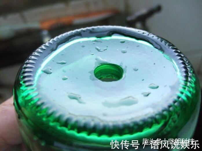 用家里的啤酒瓶做花盆,没想到用水煮的方法比玻璃刀割效果还好