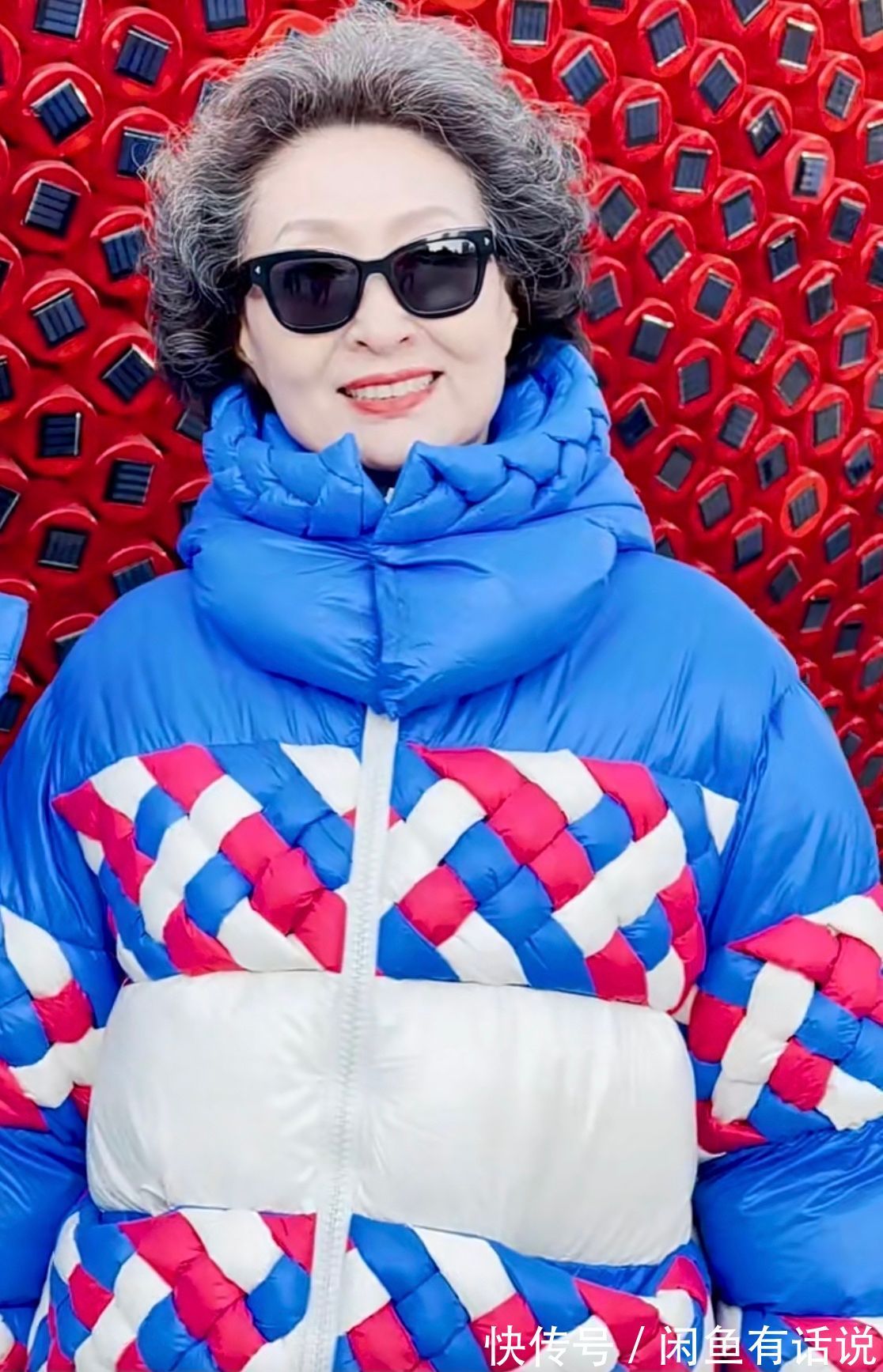 配饰 75岁北京奶奶真潮,那么花的羽绒服也敢穿,配一头白发看着太拉风