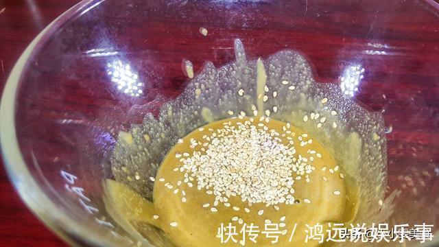 搅拌均匀|调芝麻酱时，千万别只加水调，大厨教你一招，口感香浓顺滑，真香