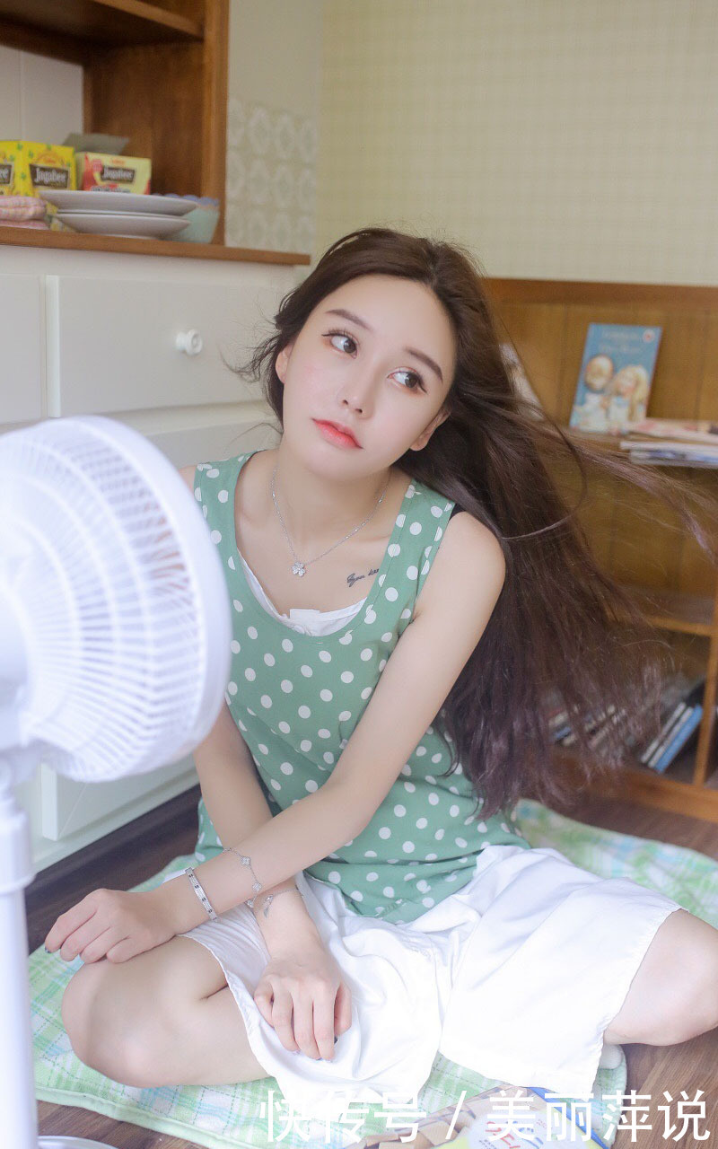 美女街拍性感美女波点衬衣白嫩大胆美女写真