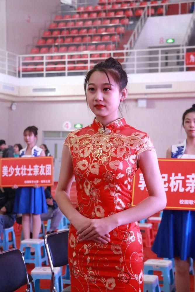 冬天的第二场雪和今晚的校园歌手大赛更配噢～