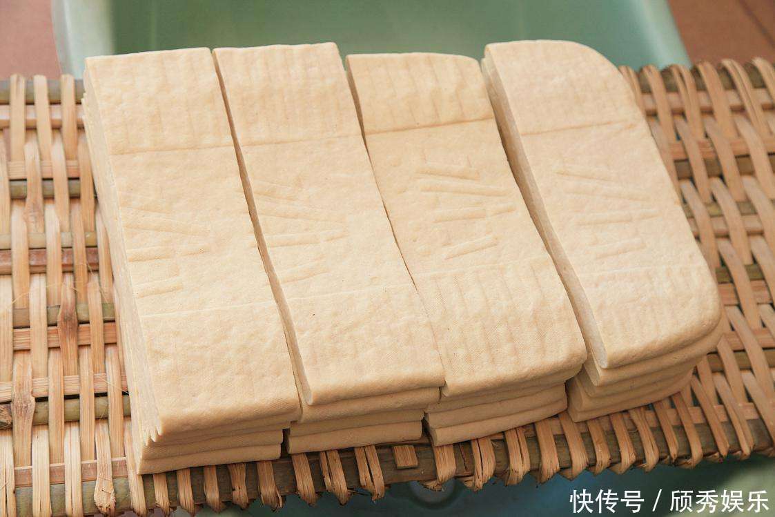 一把黄豆,卤水石膏都不用,在家轻松做豆腐,简单到小学生都会