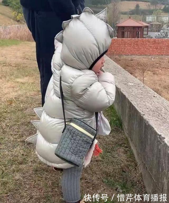 小家伙|宝爸接娃放学,俩小时不见归来,宝妈慌忙找寻,见到俩人后笑翻