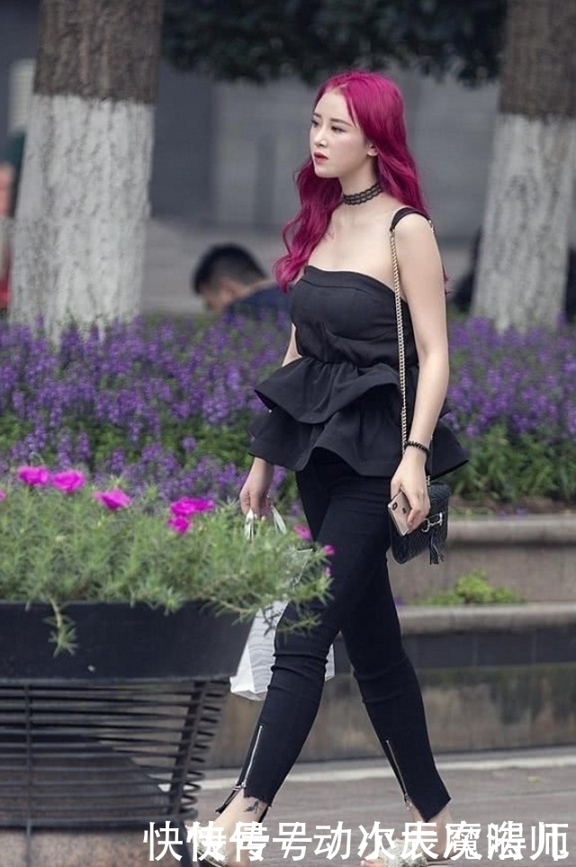 路人街拍,小姐姐一头酒红色的秀发,非常显眼