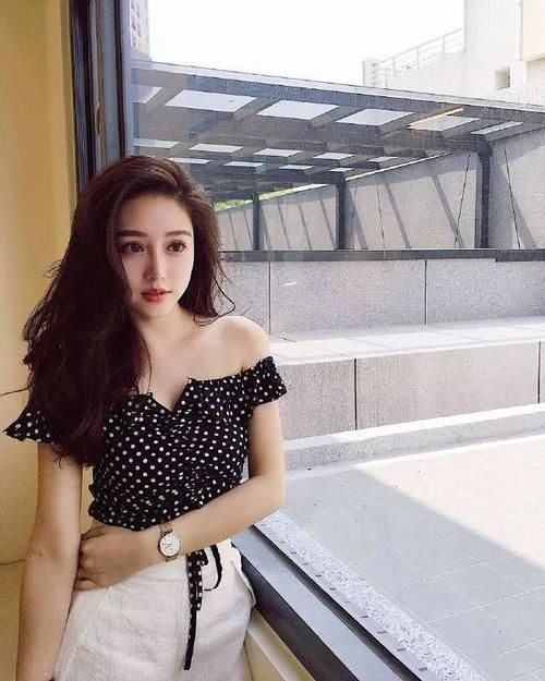 波点|女明星搭配波点短裙，娇羞柔美又不失性感，微胖身材穿出女人味