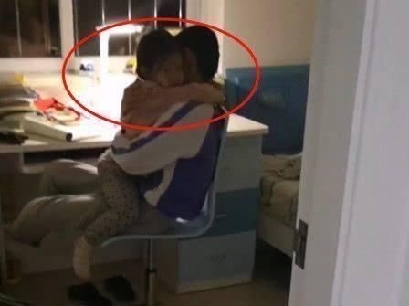 小哥哥|哥哥在写作业,妹妹哭着跑进来,哥哥的行为让人觉得真暖心